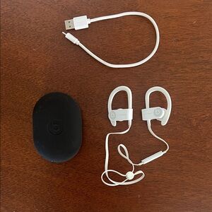 White Bose Powerbeats 3 Wireless Earbud headphones